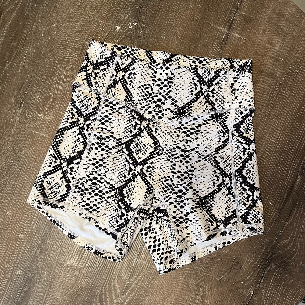 Balance athletica / vitality snakeskin python ascend shorts size small